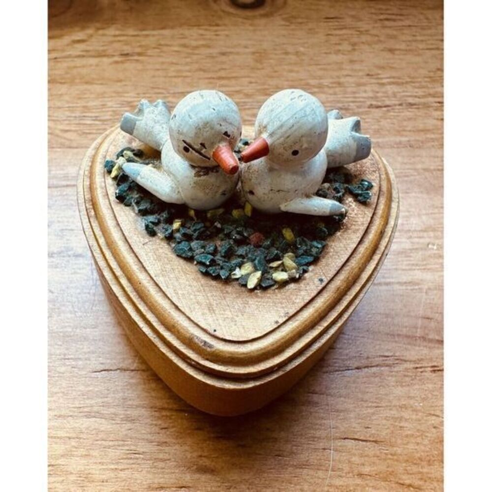 Vintage Small‎ Wooden Love birds Ring Box Heart Shaped Birds Love Dove Lid